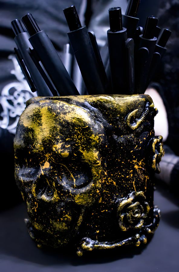 Totenkopf-Stifthalter in Schwarz und Antikgold mit Rosenrelief
