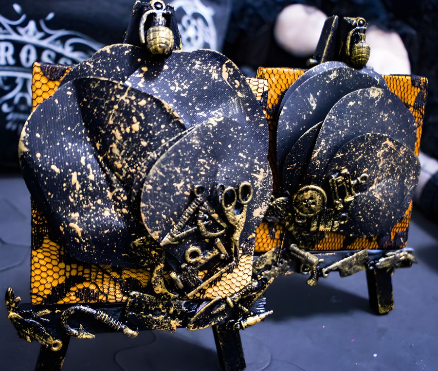 Zwei Miniatur-Staffeleien mit Nähwerkzeug-Reliefs in Schwarz und Gold