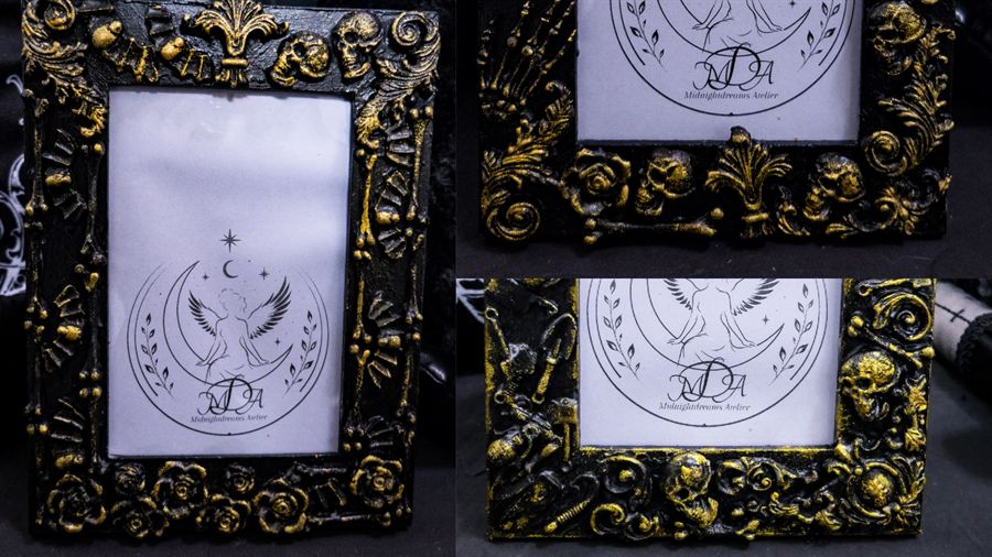 Bilderrahmen mit Totenköpfen, Rosen und Ornamenten in Schwarz-Gold